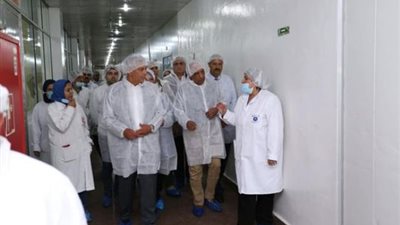وزير قطاع الأعمال يتفقد المصانع ويستعرض مشروعات التطوير