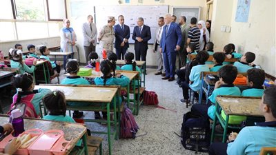 تكريم ابن شهيد الوطن فى طابور الصباح بمدرسة الفريق ابو شناف