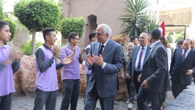 محافظ الجيزة يشارك الطلاب طابور الصباح وتحية العلم بمدرسة السعيدية