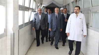 محافظ الجيزة تفقد حالة الطلاب المصابين أثر سقوط درابزين