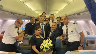 مصر للطيران تستقبل بالورود طبيباً أنقذ حياة طفل