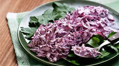 طريقة عمل سلطة الكرنب الأحمر بالمايونيز