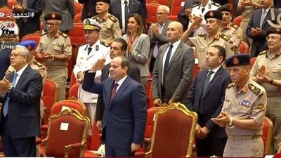 صور الرئيس السيسي يوجه التحية العسكرية لأبطال حرب أكتوبر تتصدر مواقع التواصل الإجتماعي