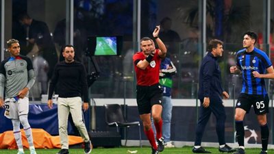برشلونة يقدم شكوى ضد حكم لقاء الإنتر.. فيديو