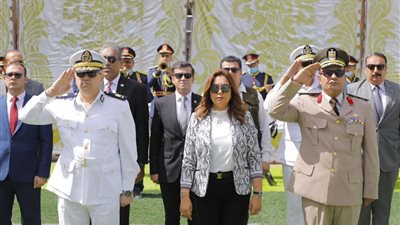 محافظ دمياط تضع إكليل الزهور على النصب التذكارى للشهداء