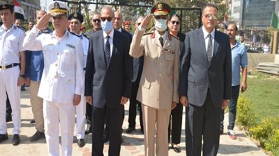 محافظ القليوبية يضع اكليل من الزهور على النصب التذكاري للجندي المجهول