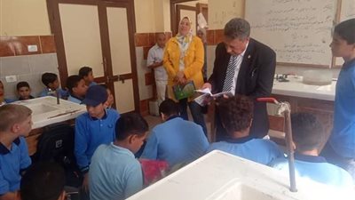 جولة مفاجئة لوكيل تعليم البحيرة في مدارس مركز كفر الدوار