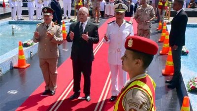 محافظ الأقصر يضع إكليل من الزهور على النصب التذكارى