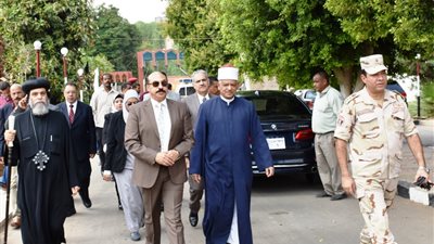 محافظ أسوان يقدم التهنئة للرئيس السيسى ولرجال القوات المسلحة
