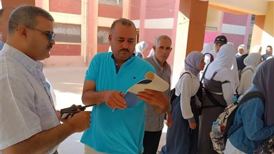 رئيس مدينه مطوبس فى طابور الصباح يرحب بالطالبات