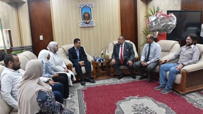 رئيس جامعة الأقصر يكرم الطلاب الفائزين فى المهرجان الرياضى بالجامعات