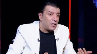 بعد نجاحه نقيبا للموسيقيين .. مصطفى كامل يغني تسلم الأيادي على الهواء