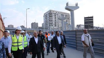 وزير النقل يتفقد مشروع مونوريل شرق النيل