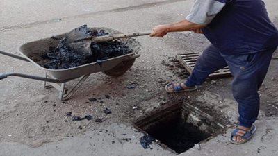 استعداً لموسم الشتاء.. تطهير غرف تصريف مياه الأمطار بمدينة طوخ.. صور