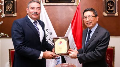 سفير سنغافورة يزور ميناء دمياط لبحث التعاون في مجال النقل البحري