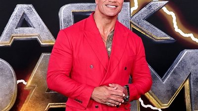 ببدلة حمراء.. دوين جونسون فى العرض الخاص الأول لفيلمه Black Adam