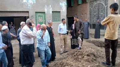 ٤ سيارات كسح لحل مشكلة تسريب المياه بمنزل بقرية الكلايلة بطوخ