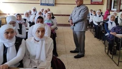 مدير تعليم قليوب يتابع سير العملية التعليمية بالمدارس