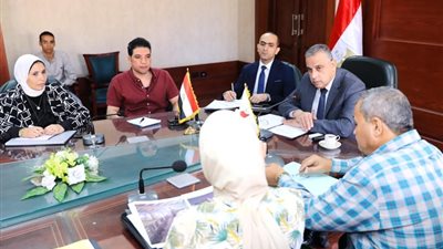 محافظ سوهاج يستعرض الموقف التنفيذي لمشروع تطوير 
