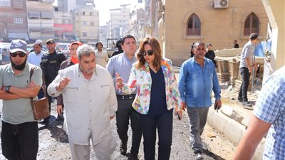 محافظ دمياط تتابع أعمال الرصف بعزبة البرج وتؤكد على بالوعات الأمطار