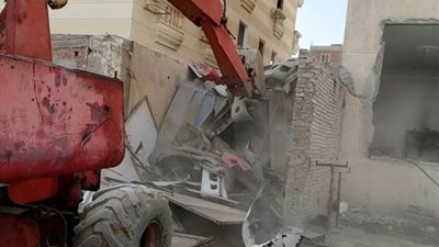 جهاز بدر يغلق ويزيل 18 محل مخالف ويرفع عدادات الكهرباء والمياه..فيديو