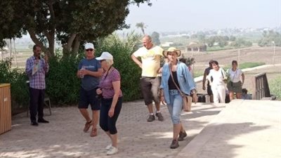 وفد سياحي متعدد الجنسيات يزور المناطق الأثرية بالمنيا