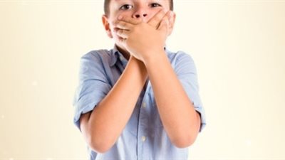 ابنك بيصحي من النوم رائحة فمه كريهة ..اعرف الاسباب وطرق العلاج