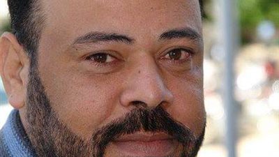 محمد حسن يهدي مكتبته لبلدته تمي الأمديد رمز من بلدنا بالدقهلية