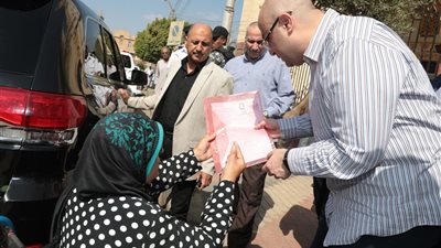 محافظ بني سويف يستعرض مطالب المواطنين عقب صلاة الجمعة.صور