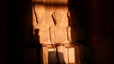 بعد قليل .. تعامد الشمس على منصة قدس الأقداس بأبوسمبل بأسوان