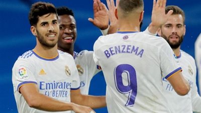 بنزيما يقود هجوم ريال مدريد امام اشبيلية الليلة