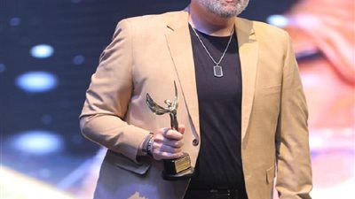 تكريم محمد محمود عبد العزيز بجائزة التميز.. صور