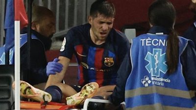 صدمة جديدة لبرشلونة.. مدافع الفريق يغيب لنهاية 2022