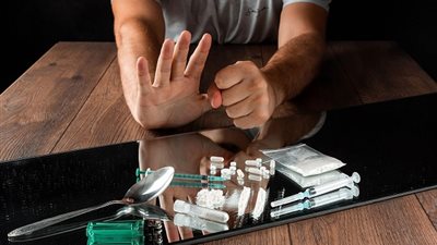 تعمل ايه لو اكتشفت إن إبنك مدمن؟ الصحة تجيب
