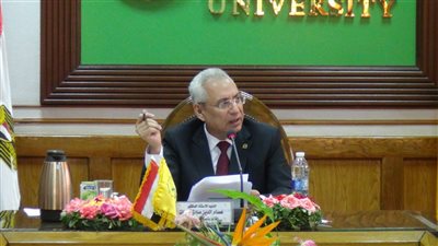 رئيس جامعة المنيا :الكتاب الورقى ممنوع فى وجود الكتاب الإلكتروني