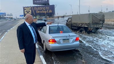 رئيس مياه القاهرة يتابع أعمال شفط مياه الأمطار بمحور المشير