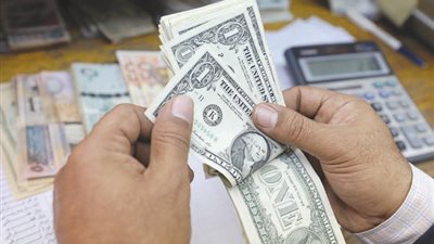 الدولار يكتسح عملات العالم.. والبلدان الفقيرة هي الضحية