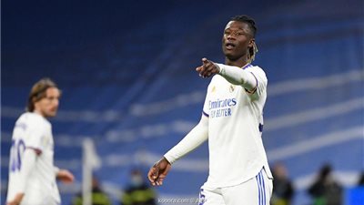 جماهير ريال مدريد توجه رسالة لـ كامافينجا: 