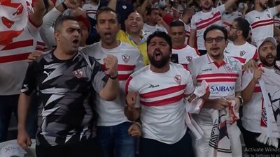 جماهير الزمالك تتفاعل مع المباراة بحماس شديد .. فيديو