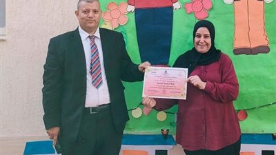 تكريم موظفة بمدرسة النيل المصرية بأسيوط لإعادة هاتف محمول غالي الثمن