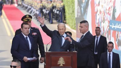عون يغادر بعبدا ويدعو لإخراج لبنان من 