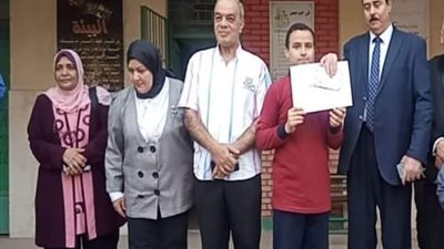 مدير ووكيل تعليم غرب شبرا الخيمة يُكرمان أوائل الطلبة