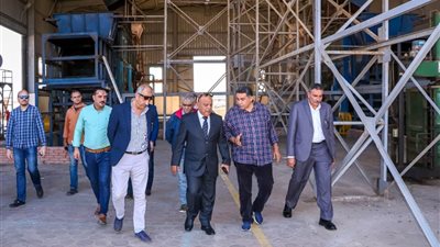 رئيس هيئة ميناء دمياط يفاجئ الأرصفة والإدارات المختلفة ويشيد بالنظام