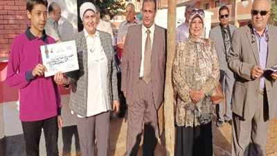 مدير تعليم القليوبية تُكرم طالب موهوب بمدرسة حسن عبد الحميد الرسمية