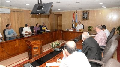 محافظ أسيوط يلتقي بأصحاب المشروعات الفائزة بمبادرة