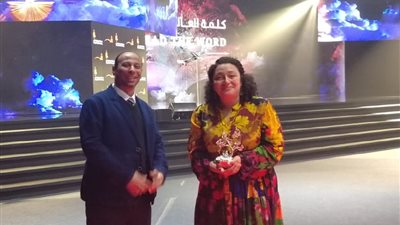منار هزاع تفوز بجائزة الشارقة عن مؤلفها المصور 