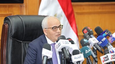 قرار رضا حجازى بشأن ترقية 3122 معلما.. بالانفوجراف