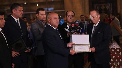 وزير النقل يكرم قائد قطار لاستكماله الرحلة وهو مصاب