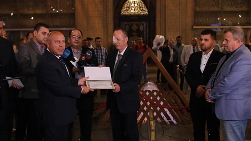 وزير النقل يكرم احد