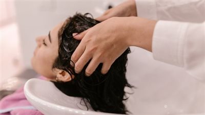 غسل الشعر فى صالون التجميل قد يسبب السكتة الدماغية